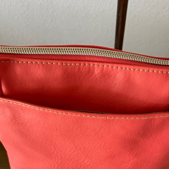 Relic Coral Zip-Top Crossbody with Neutral Interior - Picture 4 of 9